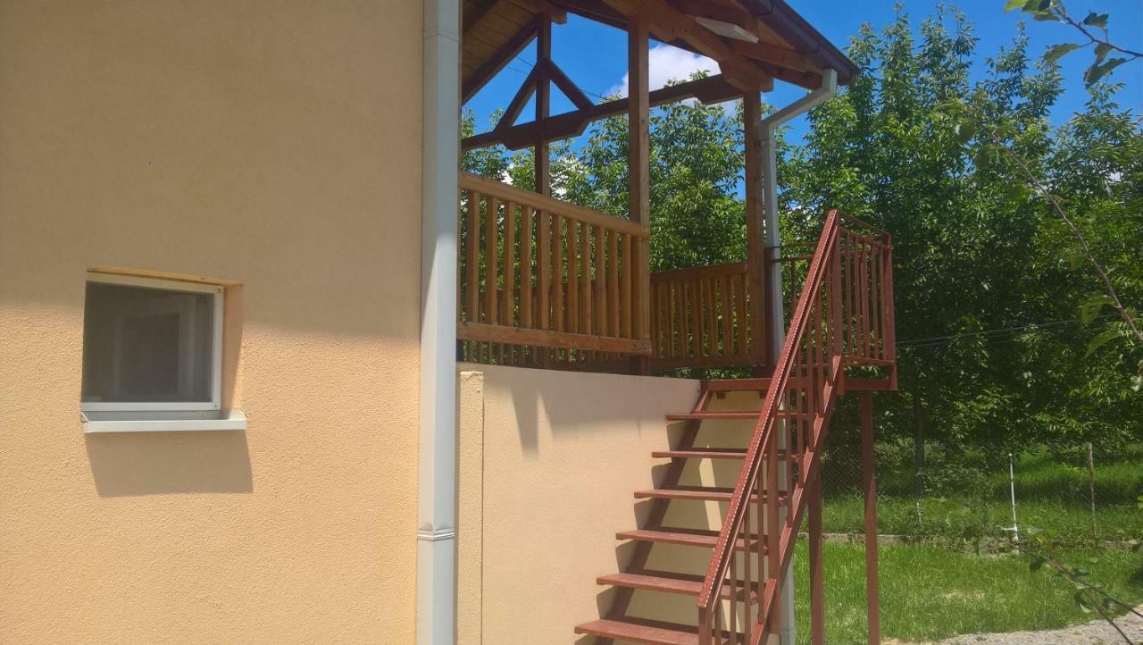 Family House Near Motorway 6 Guests 3 Bedrooms Velesz Kültér fotó